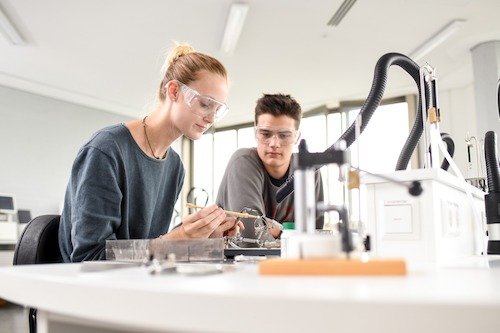 Alle Lötarbeitsplätze der Münchener Berufsschule für Augenoptik sind mit einer Absauganlage ausgestattet, damit die Schülerinnen und Schüler keinesfalls ggf. schädlichen Emissionen ausgesetzt sind.