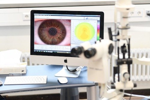 In der Kontaktlinsenabteilung der Münchener Fachschule für Augenoptik sind alle 10 Anpasseinheiten mit aktuellen Keratographen ausgestattet.