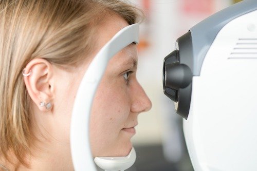 Mit modernster Technik – hier an einer nonmydriatischen Funduskamera – wird an der Fachschule für Augenoptik auch das Erkennen von Auffälligkeiten und Sehleistungsminderungen vermittelt und geübt.