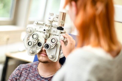 Die subjektive Ermittlung des Korrektionsbedarfs fehlsichtiger Kunden in Ferne und Nähe gehört zur Kernkompetenz staatlich geprüfter Augenoptikerinnen und Augenoptiker. Refraktionsmessbrille und Phoropter (manuell und elektronisch gesteuert) kommen je nach Bedarfslage zum Einsatz.
