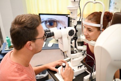 Eine strukturierte, genaue und vollständige Untersuchung des vorderen äußeren Augenabschnitts mit modernsten Spaltlampenmikroskopen gehört zu den an der Fachschule für Augenoptik zu vermittelnden Grundtechniken für die Anpassung von Kontaktlinsen.