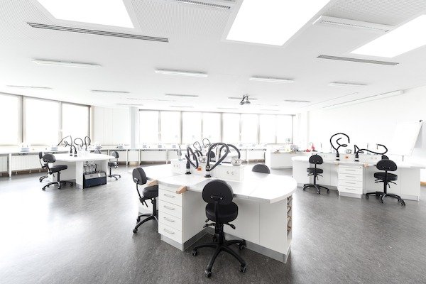 Einer der Werkstatträume der Berufsschule für Augenoptik München. Hier finden auch die Gesellenprüfungen statt.