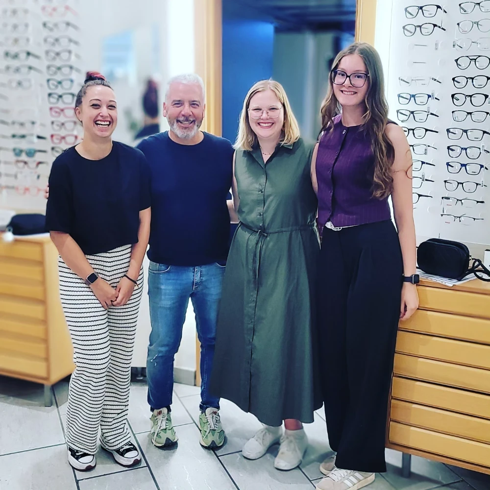 Seit 2025 ist das Städtische Bildungszentrum für Augenoptik und Optometrie Teil des europäischen Förderprogramms Erasmus Plus: Ein wichtiger Meilenstein für unsere Schule und ein bedeutender Beitrag zur internationalen Ausrichtung unserer Ausbildung.