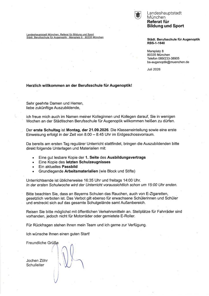 Begrüßungsschreiben der Städtischen Berufsschule für Augenoptik München für das Schuljahr 2026, unterzeichnet von Schulleiter Jochen Zöhr. Es informiert über den ersten Schultag am Montag, den 21.09.2026, listet die am ersten Tag mitzubringenden Unterlagen auf (Vertragskopie, Zeugnis, Passbild, Schreibzeug) und nennt allgemeine Unterrichtszeiten sowie Schulregeln.